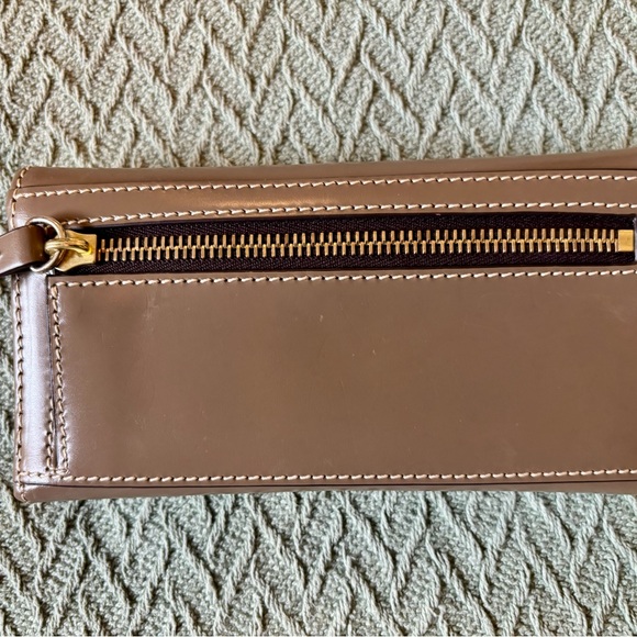 Dooney & Bourke Selleria  Leather Wallet in taupe - Picture 3 of 8